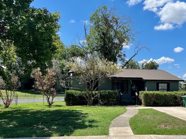 view of front of house featuring a front lawn