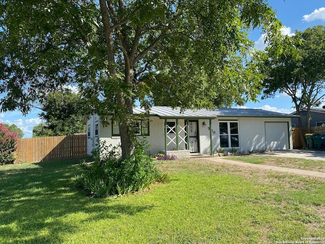 ranch-style house featuring a front lawn