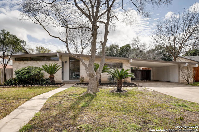 view of front of house with a carport and a front yard