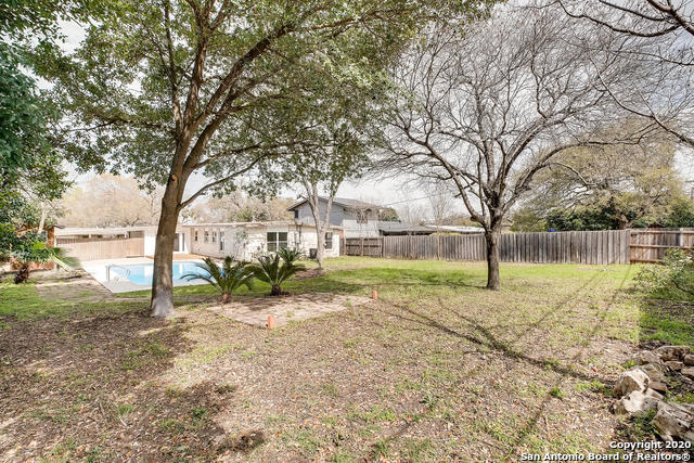 view of yard featuring a fenced in pool