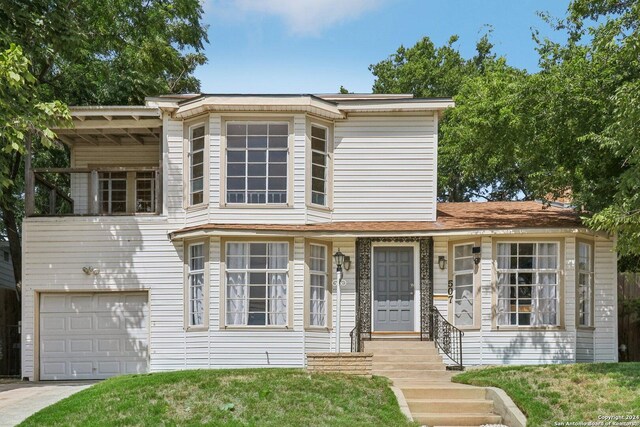 view of front of property featuring a garage and a front yard