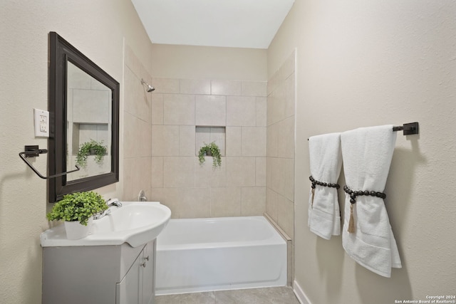 bathroom with vanity and tiled shower / bath