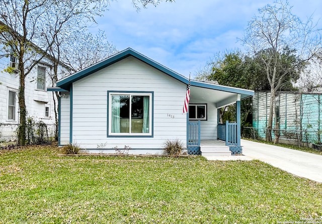 view of front facade featuring a front yard