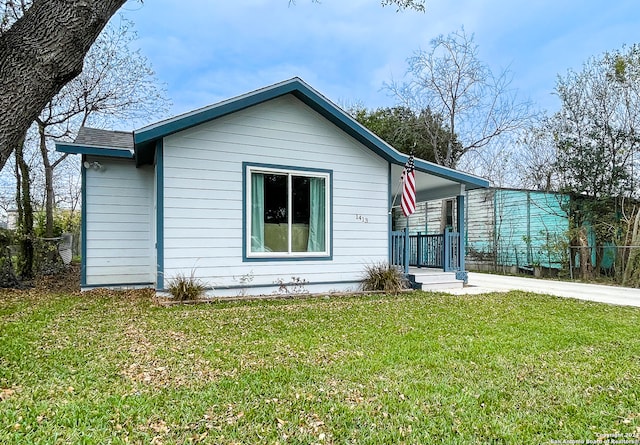 view of front of house featuring a front lawn