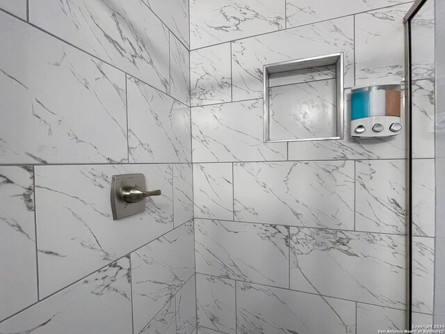 bathroom featuring a tile shower