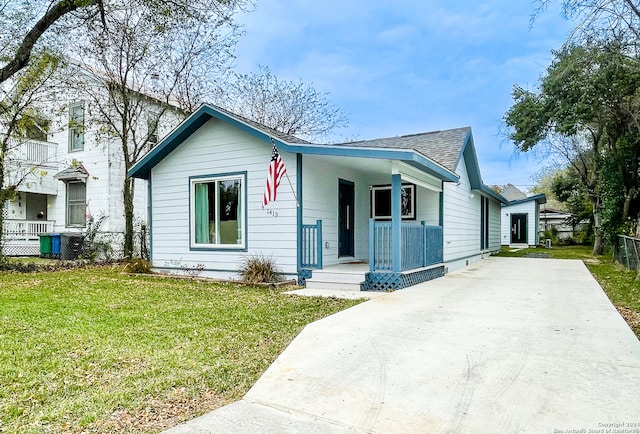 view of front facade featuring a porch and a front lawn