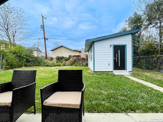 view of yard with an outbuilding