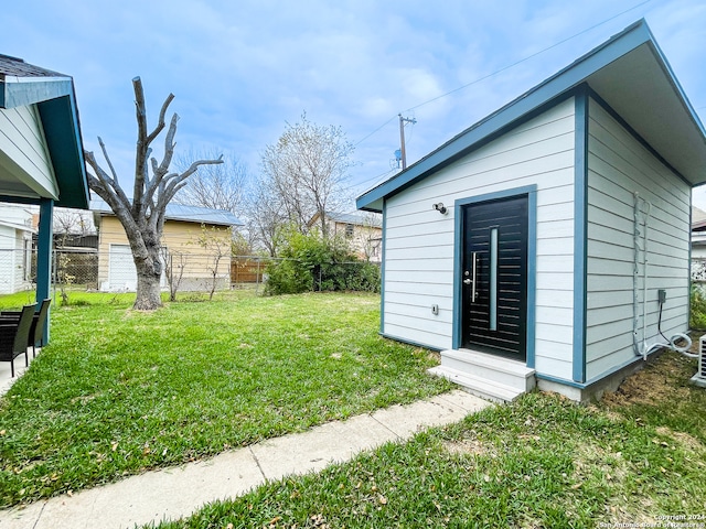 view of yard featuring an outdoor structure