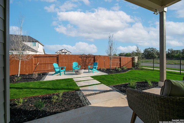 view of yard featuring a patio area