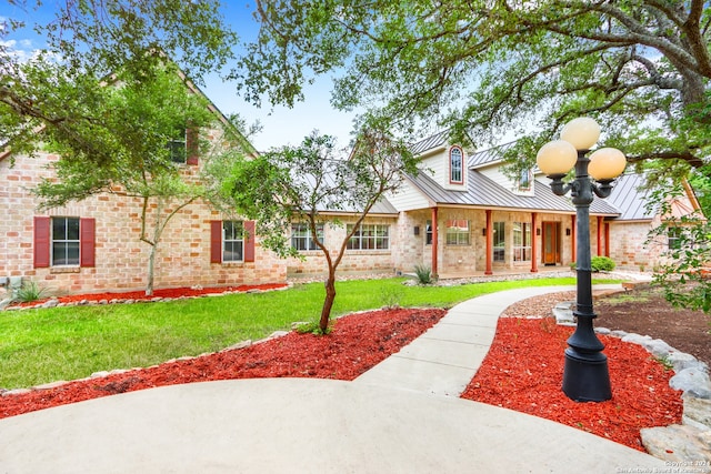 view of front of house featuring a front lawn