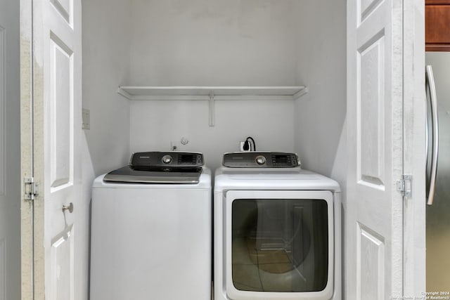 laundry room featuring independent washer and dryer