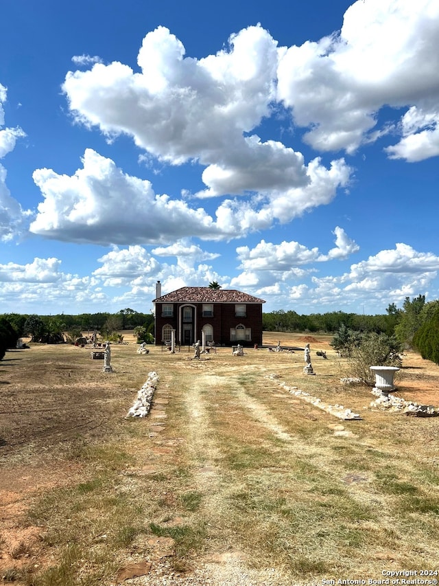 view of yard featuring a rural view