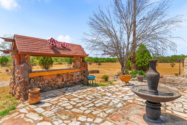 view of yard featuring a rural view