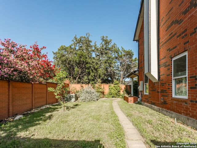 view of yard featuring a fenced backyard