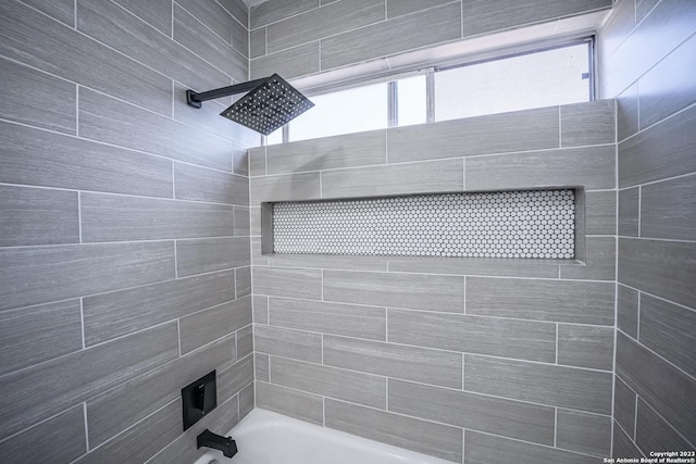 bathroom featuring tiled shower / bath combo