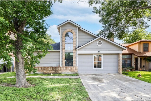 view of front of home featuring a front yard