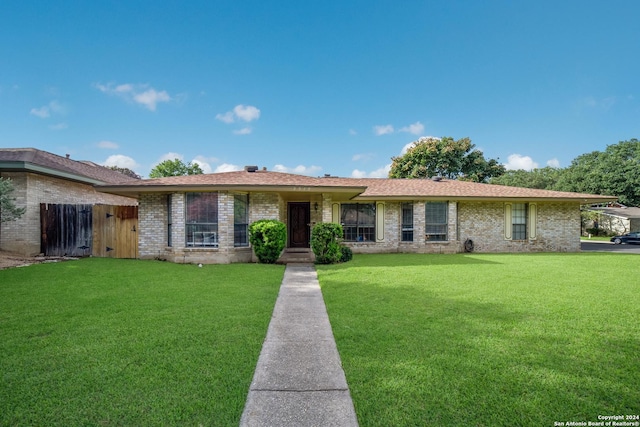 single story home featuring a front yard