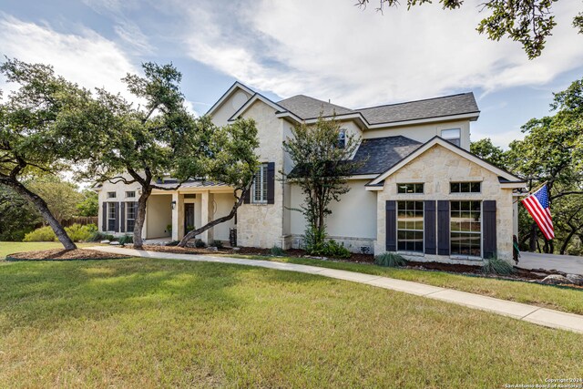 view of front of property featuring a front lawn