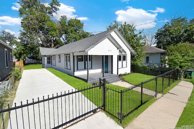 view of front of home with covered porch and a front lawn