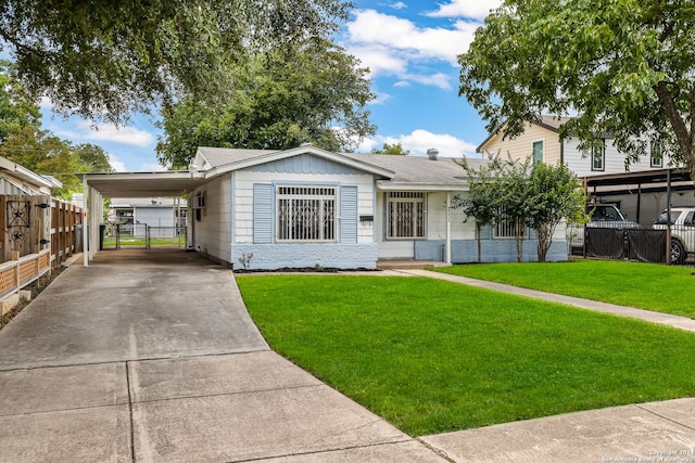 view of front facade featuring a front lawn and a carport