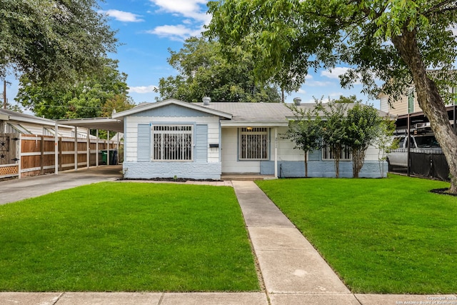 view of front of house featuring a front lawn and a carport