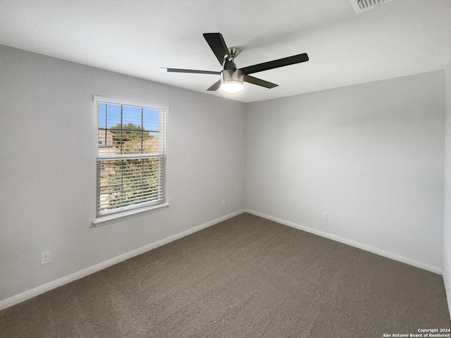 unfurnished room with carpet flooring and ceiling fan