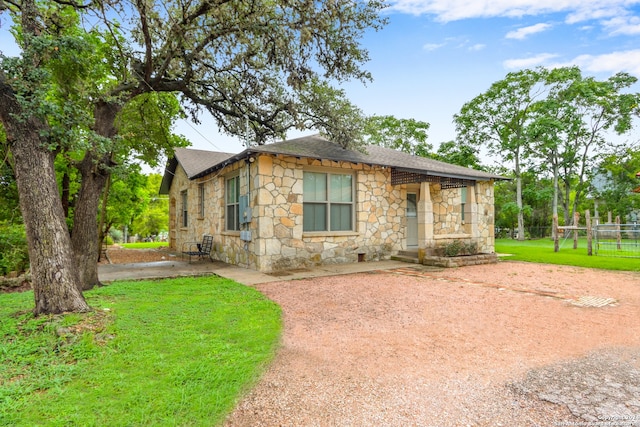 view of front of home with a front yard