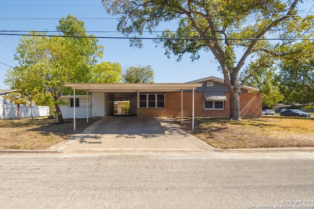 view of front of home featuring a front lawn and a carport