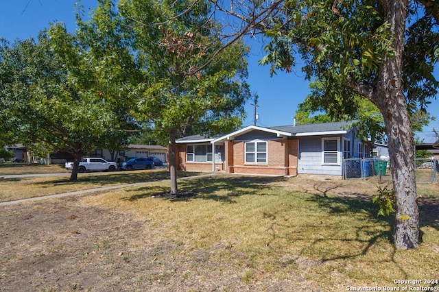 ranch-style house featuring a front yard