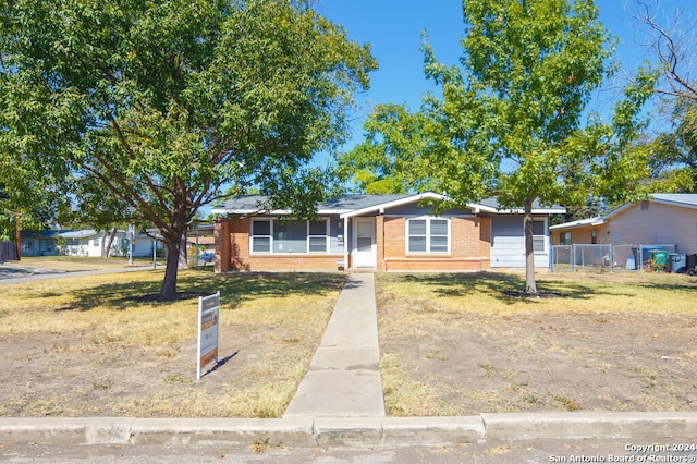 ranch-style house featuring a front yard