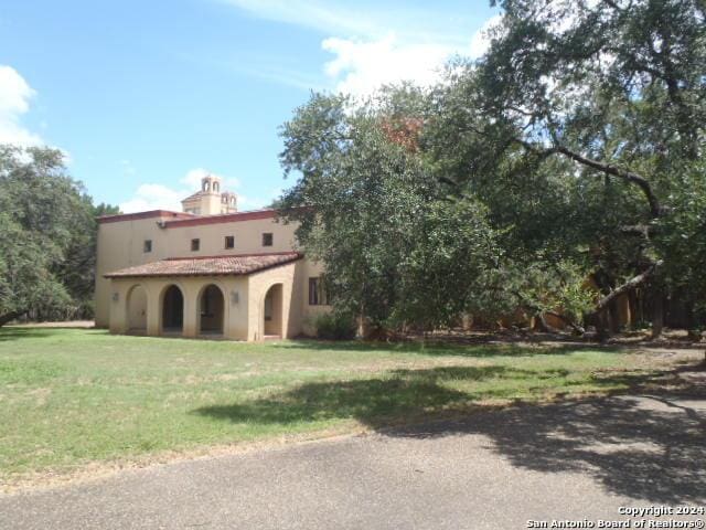 view of front of property with a front yard