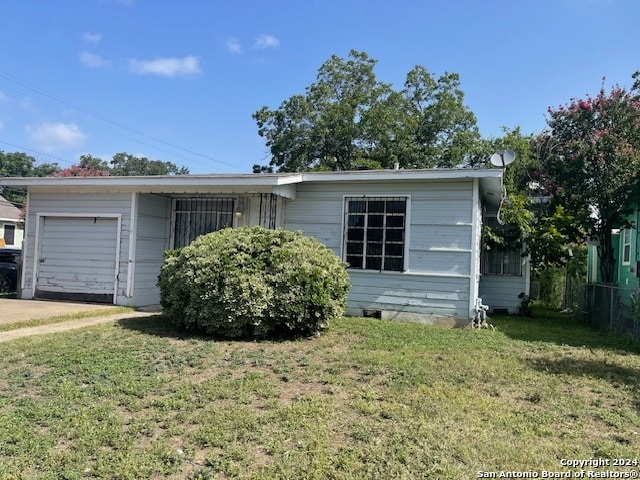 view of front facade with a garage and a front yard