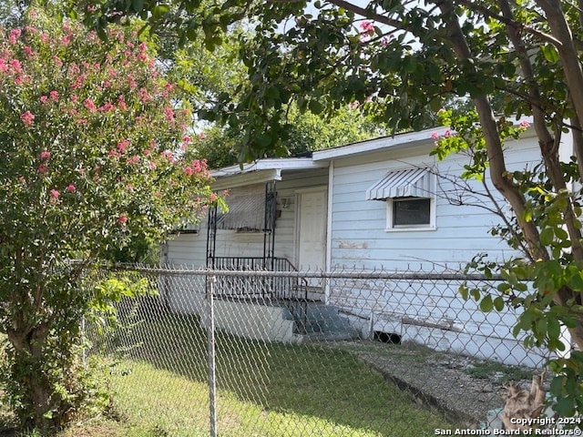 view of front facade with a front yard