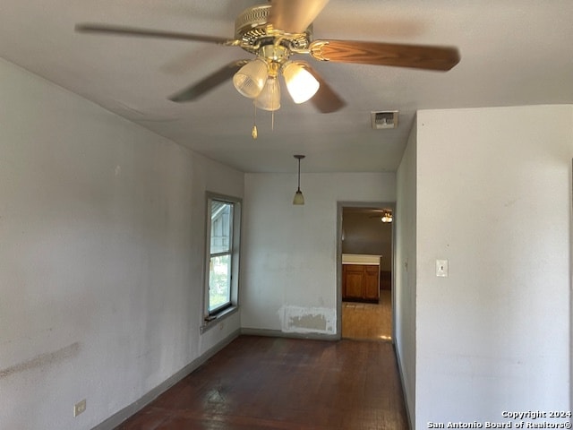 unfurnished room with dark wood-type flooring and ceiling fan