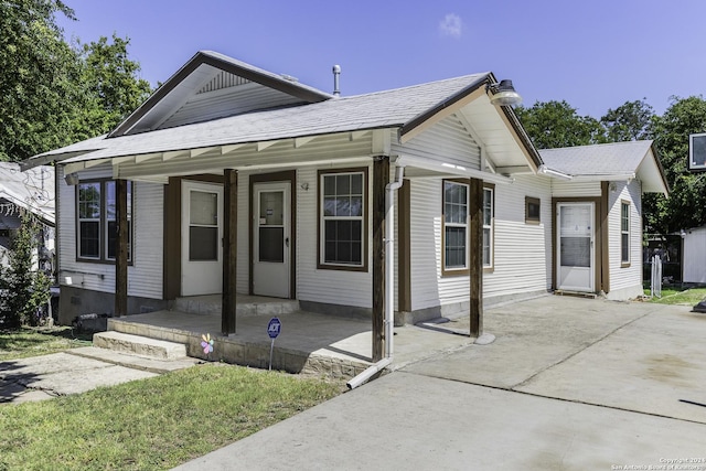 view of front of property featuring a porch