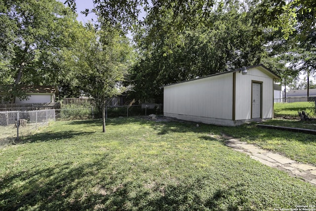 view of yard featuring a shed