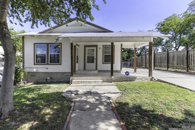 view of front of home with a front lawn