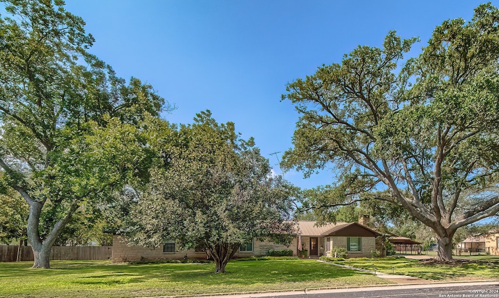 view of front of home with a front lawn