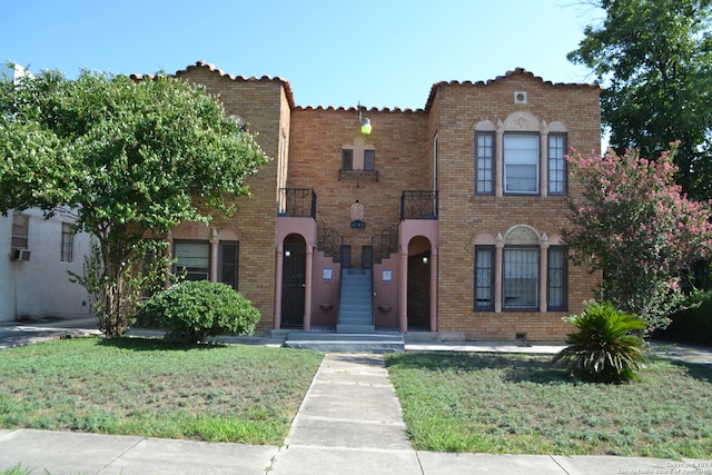 view of front of property with a front lawn