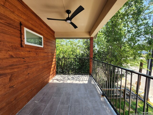 spare room with carpet floors and ceiling fan