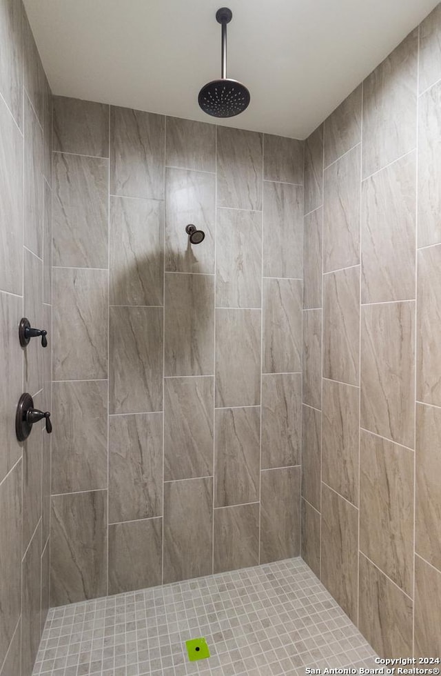 full bathroom featuring tiled shower