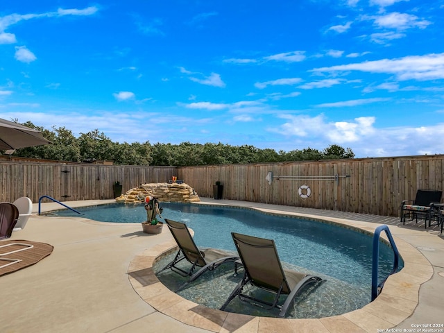 view of swimming pool featuring a patio and pool water feature