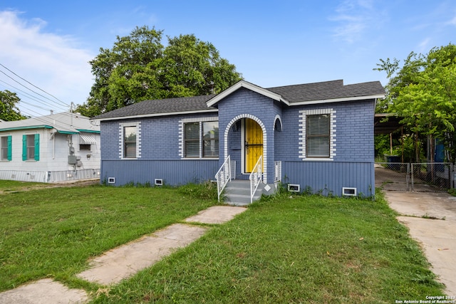 view of front of house featuring a carport and a front yard