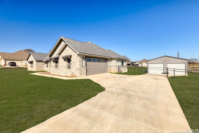 view of front facade featuring a front lawn