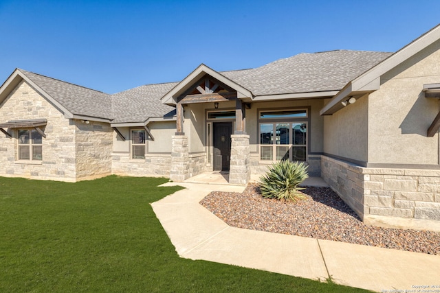 view of front of house featuring a front lawn