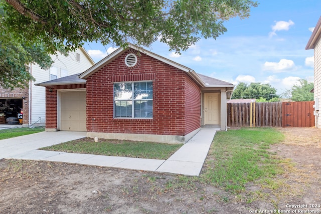 view of front facade with a garage and a front yard