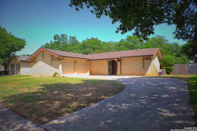 ranch-style house featuring a front yard