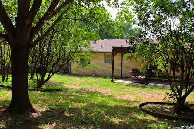 view of yard featuring a patio area