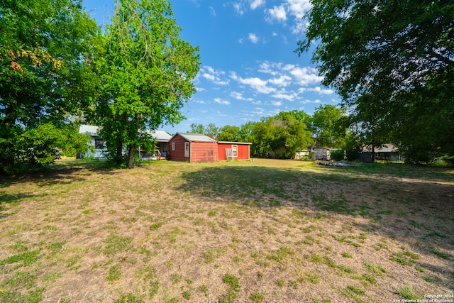 view of yard featuring an outdoor structure