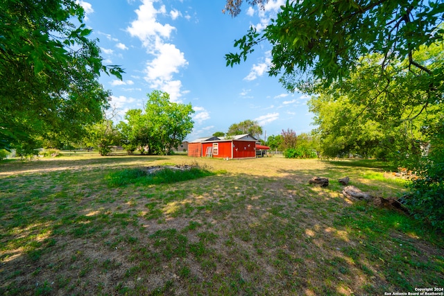 view of yard with an outbuilding